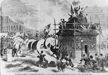 La colonne Vendôme juste après sa chute, Fédérés et faux marins mettant le drapeau rouge sur le piédestal, 16 mai 1871